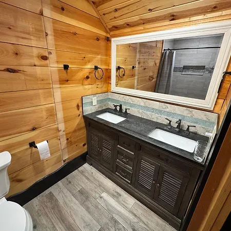 Luxurious 6 Bed 5 Bath Cabin Amazing Location & Privacy! -4 Miles To Gatlinburg & Pidgeon Forge-Hot Tub-Fireplace-King Suits-Deck-Grill-Free Parking For 8 Vehicles-Firepit-Full Kitchen-